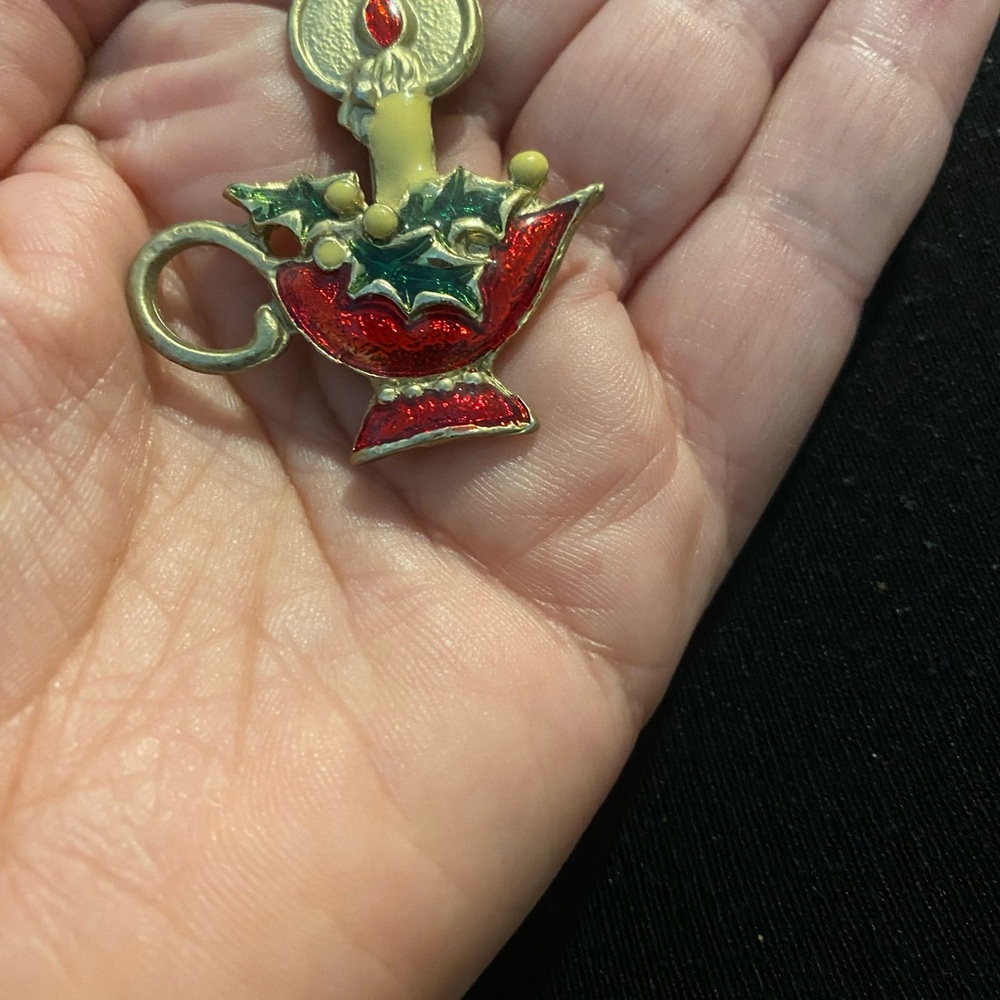 Festive Candle Brooch with Holly Design vintage - Picture 2 of 9